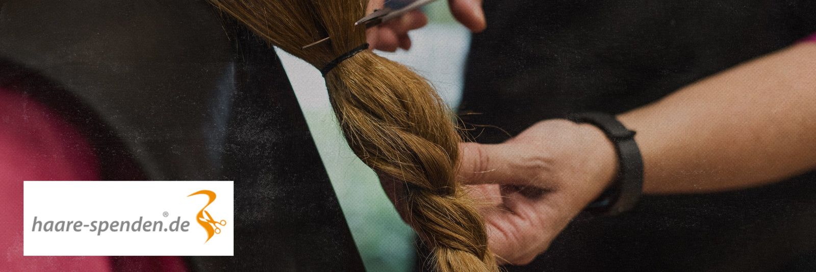 Eine geflochtene Haarsträhne wird mit einer Schere abgeschnitten, um sie zu spenden. Unten links ist das Logo von haare-spenden.de zu sehen