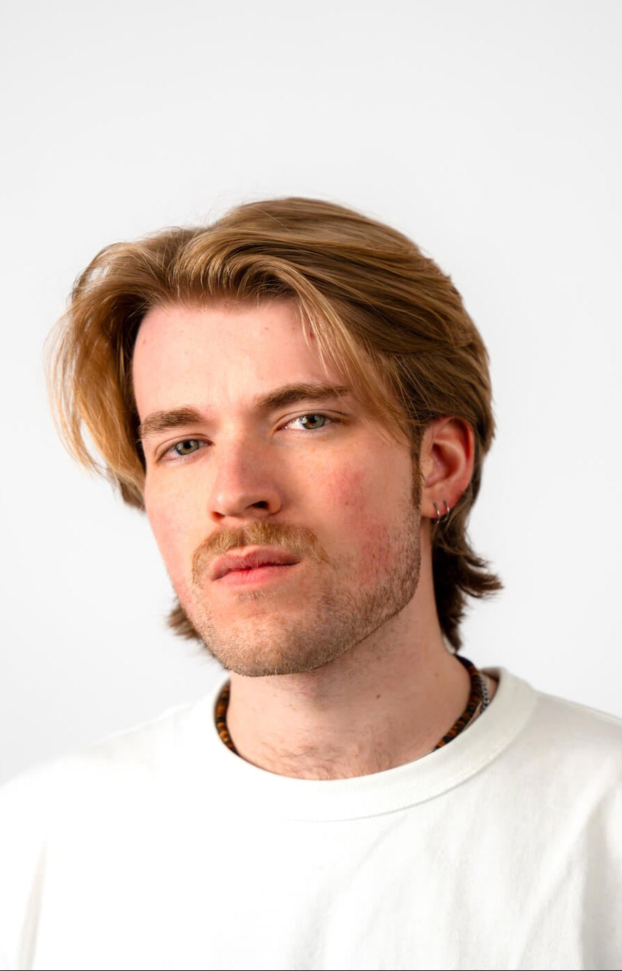 Mann mit modernem blondem Mittelscheitel. 